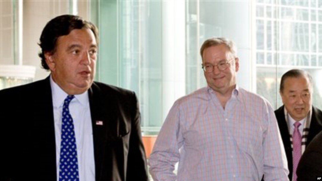 Pemimpin perusahaan Google, Eric Schmidt (dua dari kanan) dan mantan dubes AS untuk PBB Bill Richardson (kiri) memulai kunjungan tidak resmi ke Korea Utara, 7 Januari 2013. (AP Photo/Andy Wong)
