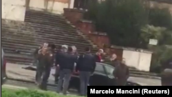 En la imagen, un grupo de personas donde testigos dijeron que un hombre fue detenido en Macerata, Italia, el 3 de feberro de 2018, sacada de un vídeo de redes sociales. 