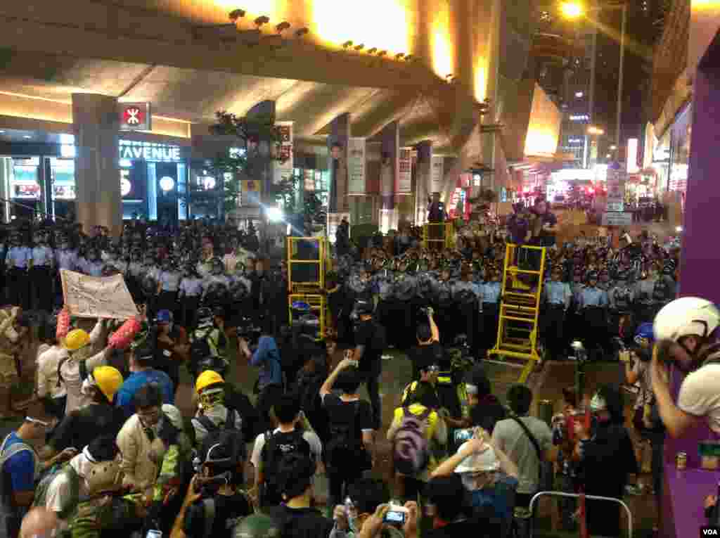 香港占领人士在旺角占领区砵兰街与警方对峙 (美国之音海彦 拍摄)