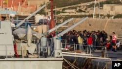 Para migran yang berhasil diselamatkan tiba di pelabuhan Lampedusa, Italia (3/5).
