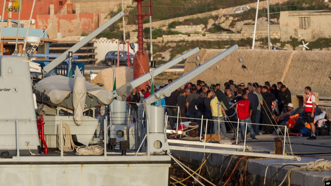 Para migran yang berhasil diselamatkan tiba di pelabuhan Lampedusa, Italia (3/5).
