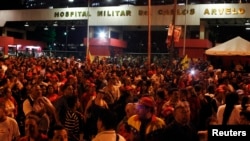 Pendukung Presiden Venezuela Hugo Chavez saat kematiannya diumumkan di luar rumah sakit tempat ia dirawat di Caracas (5/3).