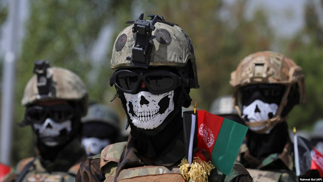 Pasukan Khusus Angkatan Darat Afghanistan yang baru menghadiri upacara kelulusan mereka setelah menjalani program pelatihan selama tiga bulan di Pusat Pelatihan Militer Kabul, di Kabul, Afghanistan, 17 Juli 2021. (Foto: AP/Rahmat Gul)