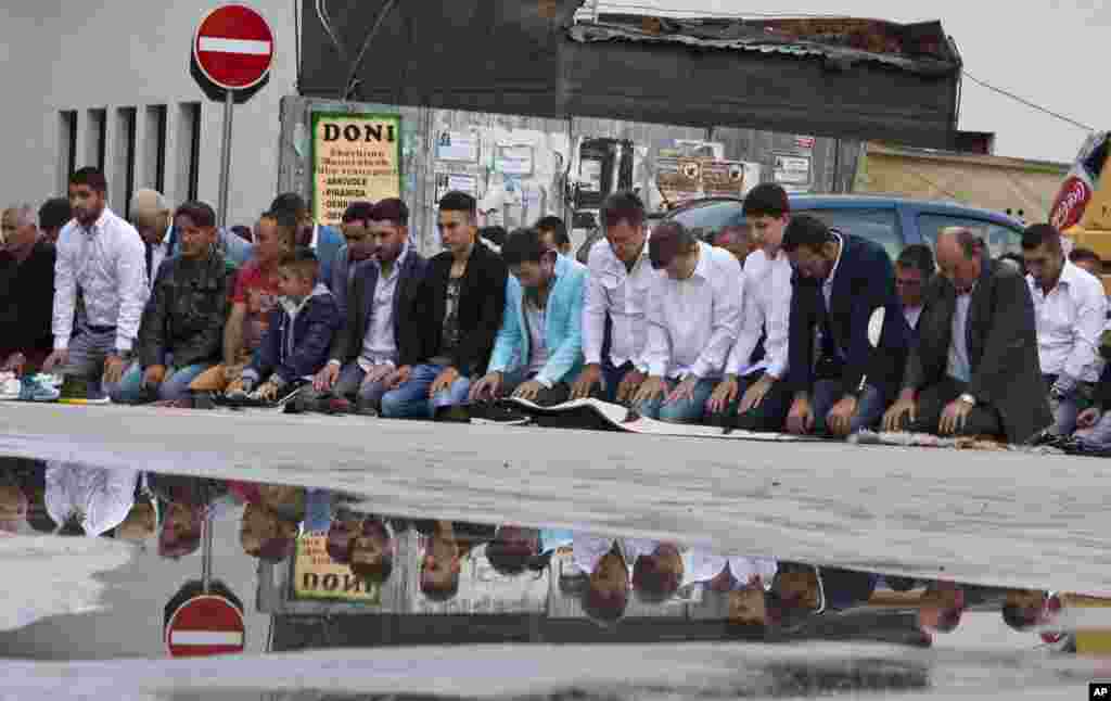 Muslims offer Eid al-Fitr prayers outside the Sultan Mehmet Fatih grand mosque during the end of the holy fasting month of Ramadan, in Pristina, Kosovo, July 28, 2014.