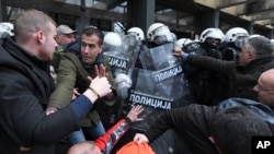 Polisi Serbia terlibat bentrok dengan para demonstran yang menuntut penangkapan sejumlah pihak yang terkait dengan runtuhnya atap stasiun kereta api di Novi Sad, Serbia, dalam aksi protes pada 21 November 2024. (Foto: AP)