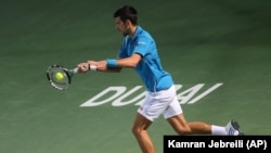 Novak Djokovic en actio, Dubai, Emirats Arabes Unis le 22 février 2016 