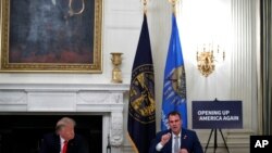 El gobernador de Oklahoma, Kevin Stitt, habla durante una reunión con el presidente Donald Trump en la Casa Blanca en Washington, el jueves, 18 de junio de 2020.