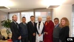 སྤྱི་འཐུས་ཀྱི་སྐུ་ཚབ་ཚོགས་པ་ཡོ་རོབ་ཀྱི་ཡུལ་གྲུ་ཁག་ཅིག་ཏུ་སྐོར་སྐྱོད་དུ་ཕེབས་བཞིན་པ།
