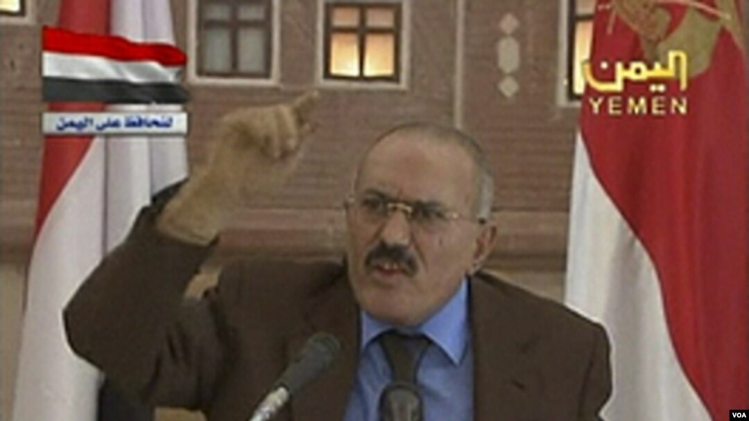 Presiden Yaman Ali Abdullah Saleh memberikan sambutannya di stasiun televisi nasional negara itu (8/10).