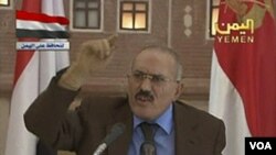 Presiden Yaman Ali Abdullah Saleh memberikan sambutannya di stasiun televisi nasional negara itu (8/10).