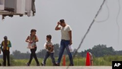 En esta imagen de archivo, hondureños deportados llegan a Tegucigalpa.