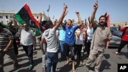 Warga Libya meluapkan kegembiraan mereka pasca memberikan suara mereka dalam Pemilu pertama Libya di Lapangan Martir di Tripoli, Libya, (7/7).