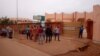 Des parents des victimes discutent devant le portail d’entrée de la morgue à Ouagadougou, Burkina Faso, le 19 juillet 2019. (VOA/Issa Napon)