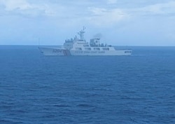 Badan Keamanan Laut Indonesia (BAKAMLA) menunjukkan kapal China Cost Guard berlayar di Laut Natuna Utara, 15 September 2020. (Foto: AP)