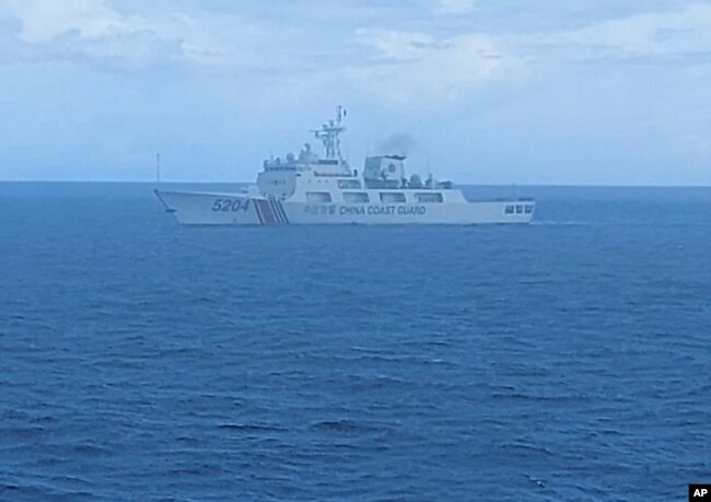 Foto BAKAMLA menunjukkan kapal Cost Guard China berlayar di Laut Natuna Utara. (Foto: AP)