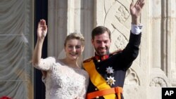 Luxembourg's Prince Guillaume and Countess Stephanie wave from the balcony of the Royal Palace after their wedding in Luxembourg, October 20, 2012.