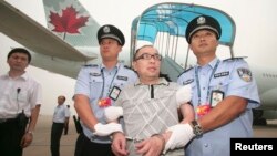 Ông Lai Changxing bị dẫn độ từ Canada về Bắc Kinh tại sân bay quốc tế Bắc Kinh ngày 23/7/2011.