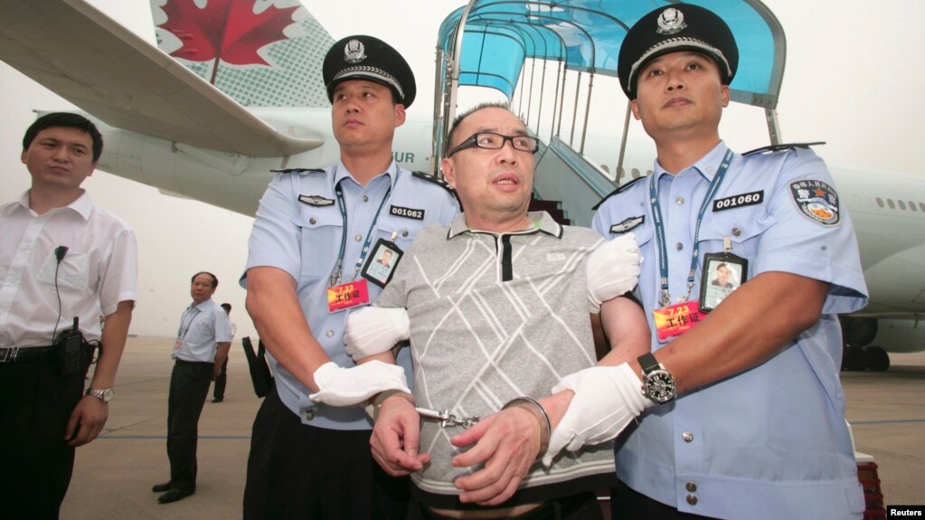 Một nghi can tham nhũng của Trung Quốc bị đưa từ Canada trở về nước năm 2011.