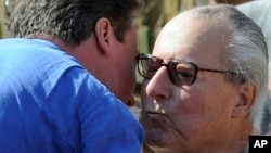 PM David Cameron (kiri) memeluk ayahnya, Ian Cameron (foto: 18 April 2010).
