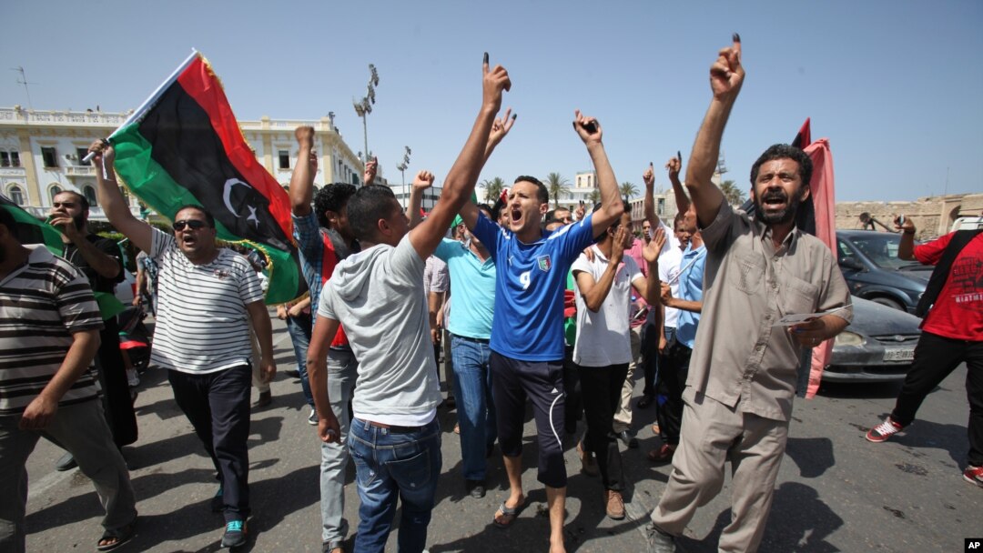 Cử tri Libya giơ ngón tay dính mực cho thấy họ đã đi bỏ phiếu 