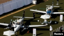 El avión también llevaba muestras de prueba de coronavirus a la ciudad de Santa Cruz.