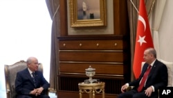 Devlet Bahceli, leader du Parti nationaliste et le président turc Recep Tayyip Erdogan, au palais présidentiel à Ankara, le 18 avril 2018.