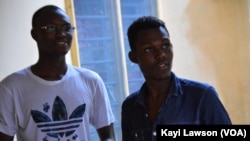 Pio Jules Tchédou et Gérard limpiyè Pana, les créateurs du jeu vidéo "Boy in Savannah", à Lomé, Togo, le 28 août 2016. (VOA/Kayi Lawson)