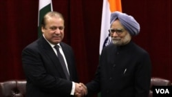 ທ່ານ Manmohan Singh ນາຍົກລັດຖະມົນ​ຕິ​ອິນ​ເດຍ (ຂວາ)​ແລະ​ນາຍົກລັດຖະມົນຕີ Nawaz Sharif ​ແຫ່ງ​ປາ​ກິ​ສຖານ ​(ຊ້າຍ) 