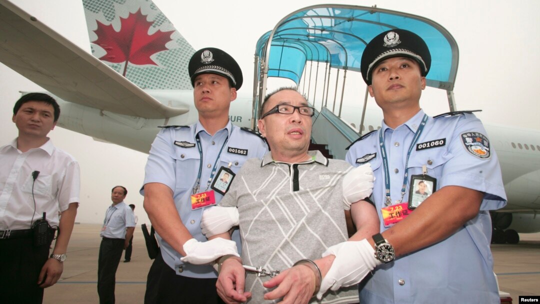 Ông Lai Changxing bị dẫn độ từ Canada về Bắc Kinh tại sân bay quốc tế Bắc Kinh ngày 23/7/2011.