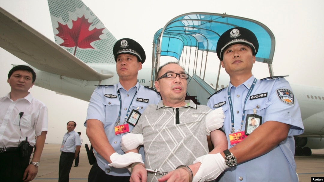 Nhân vật tai tiếng tham nhũng của Trung Quốc từng tẩu thoát sang Canada, ông Lai Changxing, bị đưa từ Canada về Bắc Kinh ngày 23/7/2011.