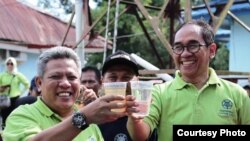 Bupati Kubu Raya Muda Mahendrawan dan Wakil Rektor UGM Paripurna menunjukkan air sebelum dan sesudah penjernihan. (Foto courtesy: Humas UGM)