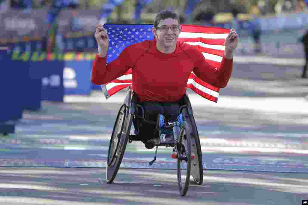 Дэниел Романчук, 20-летний американец из Мэриленда, выиграл мужской забег на колясках 47-го Нью-Йоркского марафона в минувшее воскресенье. Романчук - самый молодой атлет в истории гонки, пришедший к финишу первым, и первый гражданин США, сделавший это &amp; nbsp; (AP Photo / Seth Wenig)