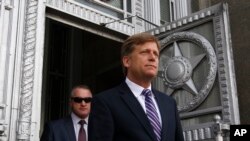 Duta Besar AS Michael McFaul meninggalkan kantor Kementerian Luar Negeri Rusia di di Moskow. (Foto: Dok)