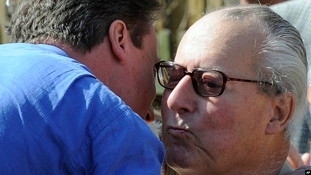PM David Cameron (kiri) memeluk ayahnya, Ian Cameron (foto: 18 April 2010).