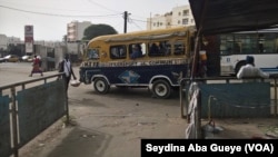 Un car prend son départ à la gare de Lat Dior à Dakar, à Dakar, au Sénégal, le 21 mai 2017. (VOA/Seydina Aba Gueye)