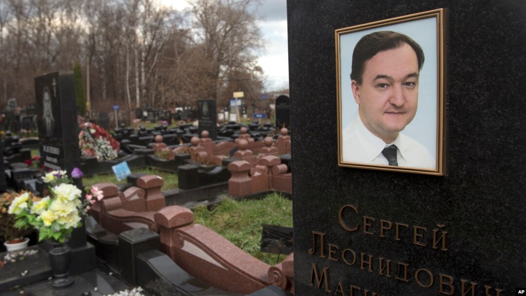 Tấm bia trên mộ của luật sư Sergei Magnitsky tại một nghĩa trang ở Moscow. Ông Magnitsky qua đời trong nhà tù vào năm 2009 ở tuổi 37, sau khi bị giam cầm gần một năm.