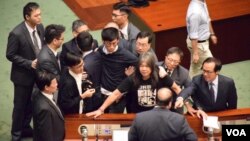 青年新政兩議員再闖立法會大會試圖宣誓不果 （美國之音湯惠芸/海彥拍攝 ）