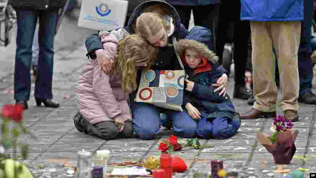 Des gerbes de fleurs et des bougies en hommage aux victimes des attentats en Belgique, Bruxelles, 23 mars 2016.