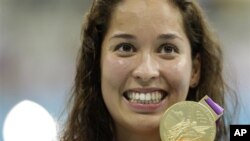 Ranomi Kromowidjojo dengan medali emas untuk nomor gaya bebas 100 meter perempuan pada Olimpiade 2012. (Foto: AP)