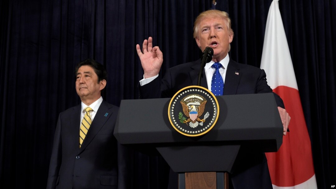 Predsednik Donald Tramp govori u prisustvu premijera Japana Šinzoa Abea na konferenciji za novinare na kojoj su obojica dali izjave povodom severnokorejskog lansiranja rakete, na Palm Biču, Florida, 11. februara 2017.