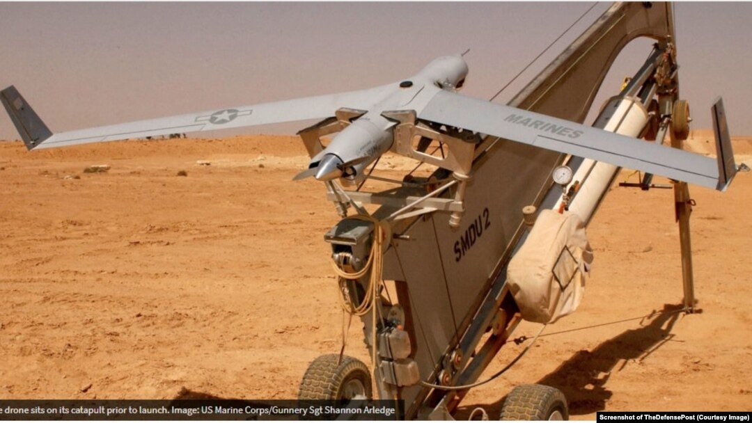 Một máy bay không người lái trinh sát tầm xa ScanEagle trên bệ phóng. Việt Nam vừa đặt mua 6 chiếc loại này trong một hợp đồng trị giá hơn 9,7 triệu USD. (US Marine Corps/Gunnery Sgt Shannon Arledge - Ảnh chụp từ màn hình của TheDefensePost)