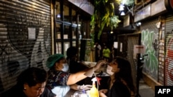 ကမ္ဘာလှည့်ခရီးသည်တွေအသွားအလာများတဲ့ ထိုင်းနိုင်ငံ ခေါင်ဆန်းလမ်းမက ညကပွဲရုံတွေရှိရာမှာ ကိုဗစ်ရှိမရှိ စစ်ဆေးနေပုံ။ (ဒီဇင်ဘာ ၁၀၊ ၂၀၂၁)