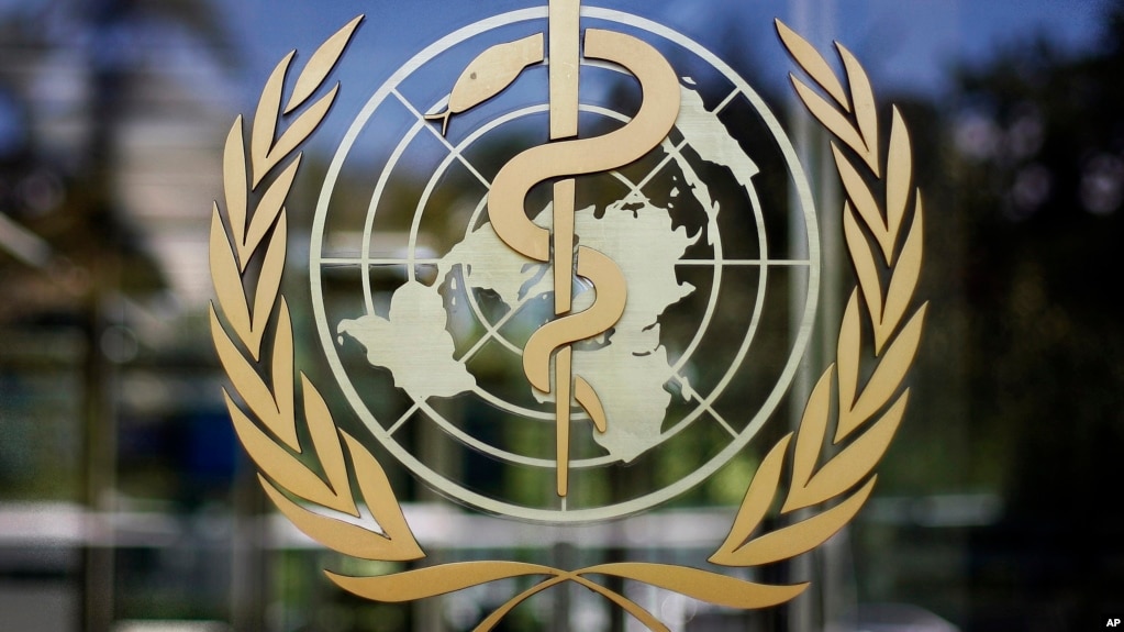 ARCHIVO - El logotipo de la Organización Mundial de la Salud visto en la sede de la OMS en Ginebra, Suiza, 11 de junio de 2019.