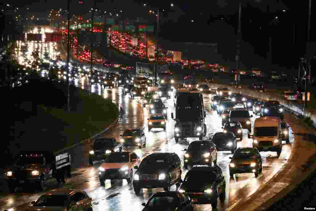 Jalanan di kota Chicago, Illinois, AS macet karena warga melakukan perjalanan darat untuk bertemu keluarga mereka dalam hari liburan Thanksgiving yang jatuh pada hari Kamis (26/11).