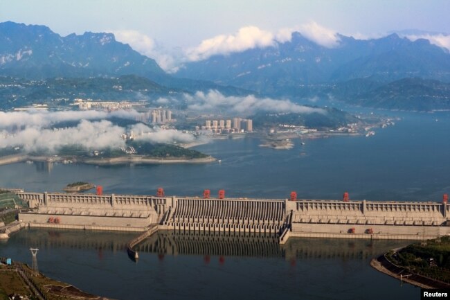 2017年5月4日中国湖北省宜昌市长江三峡大坝总体图景。