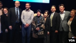 Tri Rismaharini (tengah/berjilbab) berfoto bersama para pembicara pada seminar di markas Bank Dunia di Washington DC, Kamis 9/10 (foto: VOA/Made Yoni).