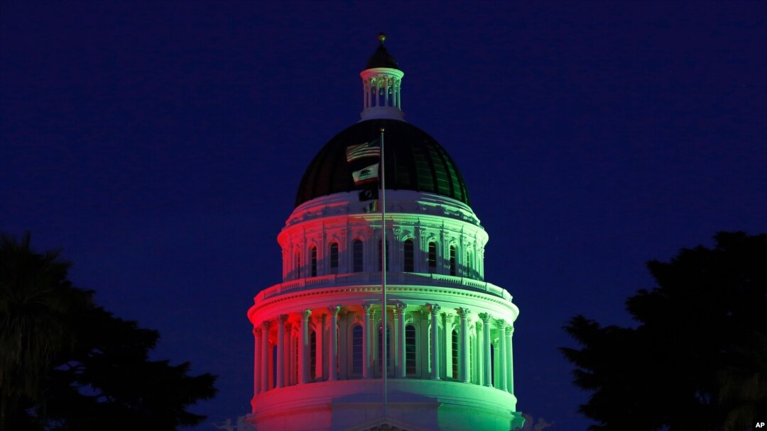 La cúpula del Capitolio en California -uno de los estados que ya reconocen la fecha como feriado- es iluminada de modo tricolor en memoria del 19 de junio por la independencia de los esclavos en EE. UU. 