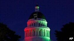 La cúpula del Capitolio en California -uno de los estados que ya reconocen la fecha como feriado- es iluminada de modo tricolor en memoria del 19 de junio por la independencia de los esclavos en EE. UU. 