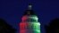 La cúpula del Capitolio en California -uno de los estados que ya reconocen la fecha como feriado- es iluminada de modo tricolor en memoria del 19 de junio por la independencia de los esclavos en EE. UU. 