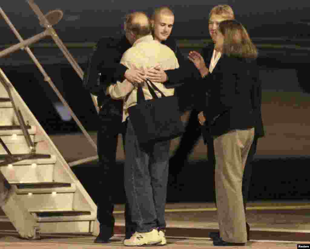 Matthew Todd Miller (tengah, menghadap kamera) bergabung kembali dengan para anggota keluarganya setelah mendarat di lapangan McChord, markas gabungan&nbsp;Lewis-McChord, Washington (8/11).&nbsp;(Reuters/Anthony Bolante) 